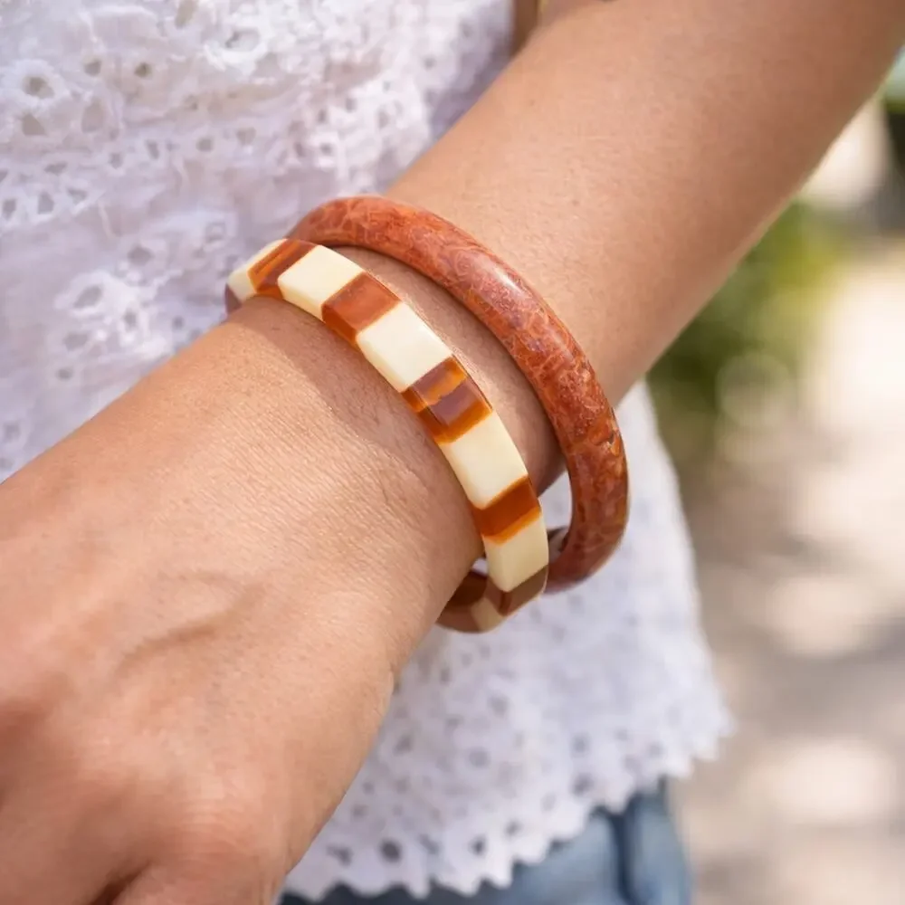 2 Vintage Lucite Bangle Bracelets- Root Beer & White Striped, Marbled MOD‎ bn-2